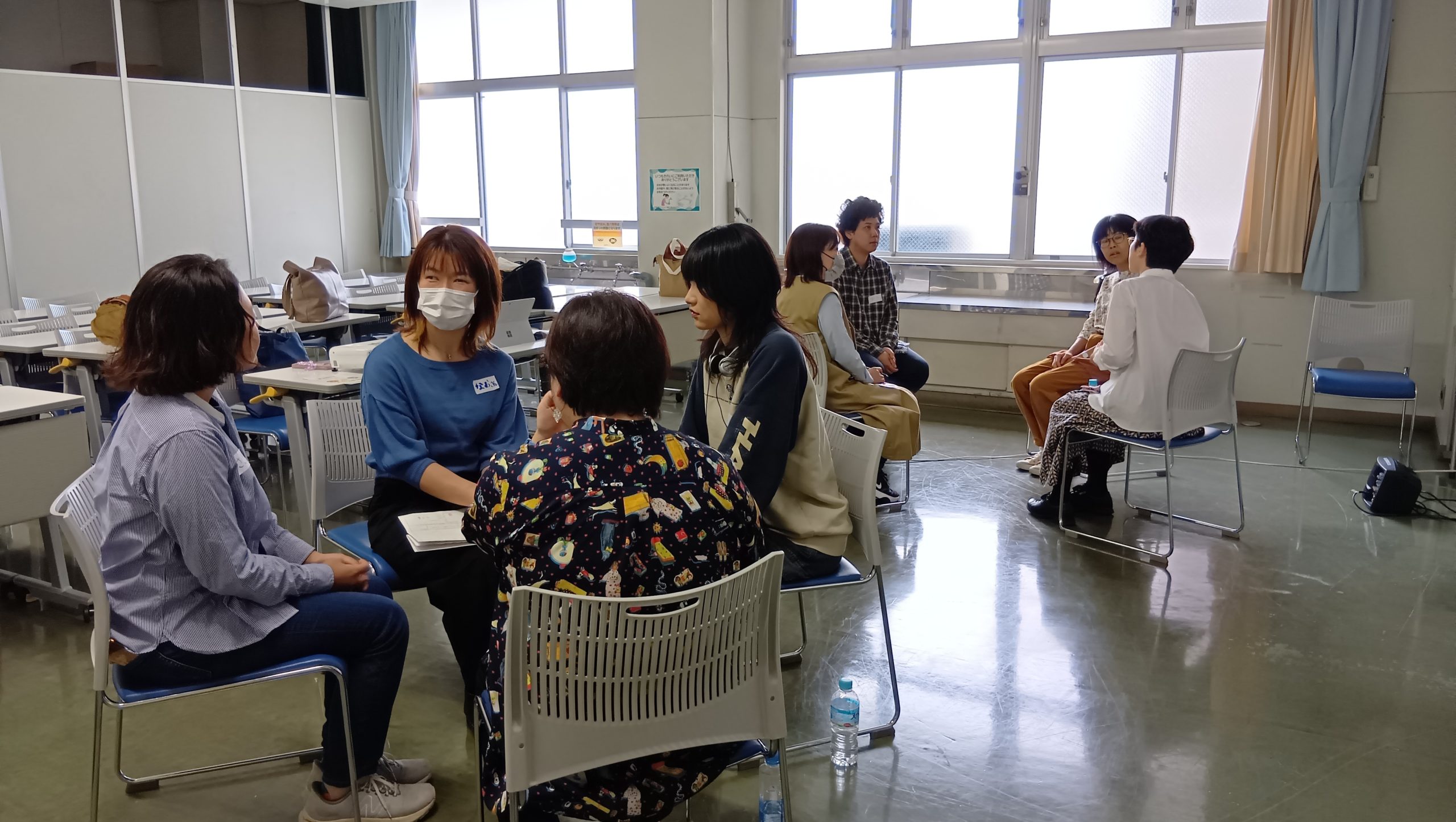 ゆるっとカフェリアル版の実施写真。参加者が2つのグループに分かれて話をしている。