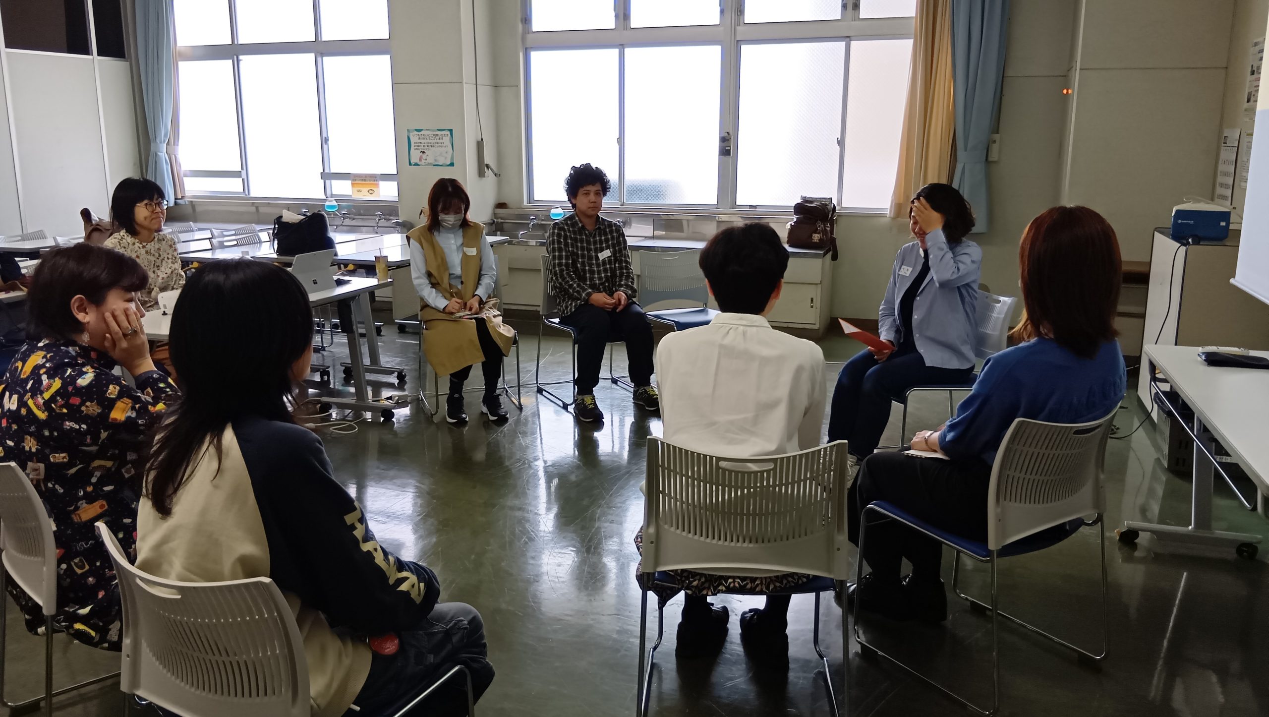 最後の全体共有・質問タイムの時の写真。参加者が大きな円になって座っている。