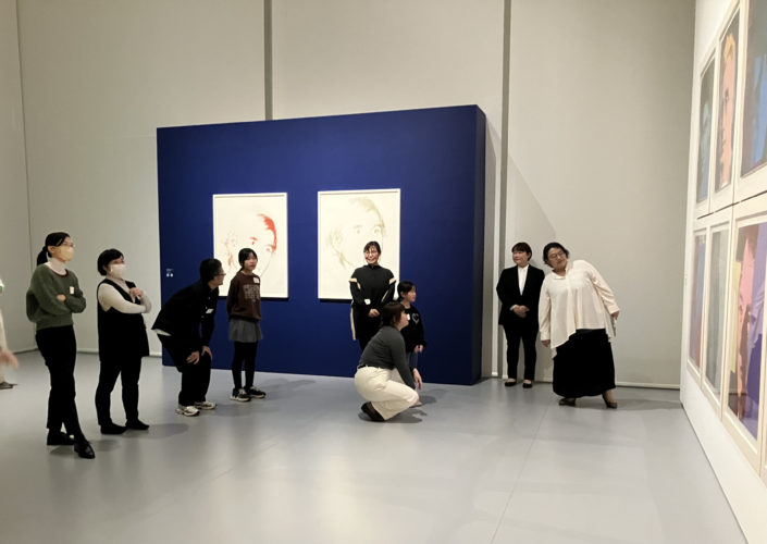 人物肖像画を前に参加者が立ったりしゃがんだりしながら鑑賞し、動きについて考えている様子の写真